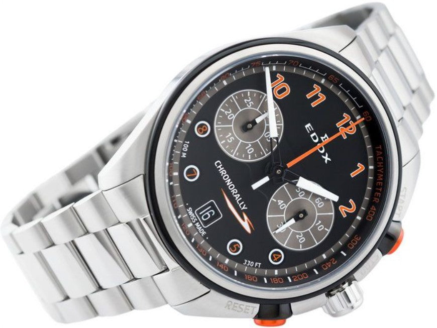 schräg liegende Uhr
EDOX Uhr mit schwarzem Zifferblatt und orangenen arabischen Zahlen und einem silberfarbenen Edelstahlband, sowie orangenen Start und Stoppdrückern und weißen Zeigern.
Uhrreferenz: 09503 3NOM NOO