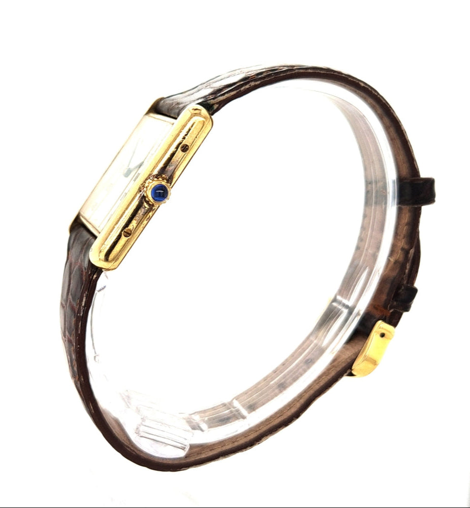 cartier-damenuhr-tank-stehend-seitlich-vergoldet-roemische-Zahlen-lederband-juwelier-risch