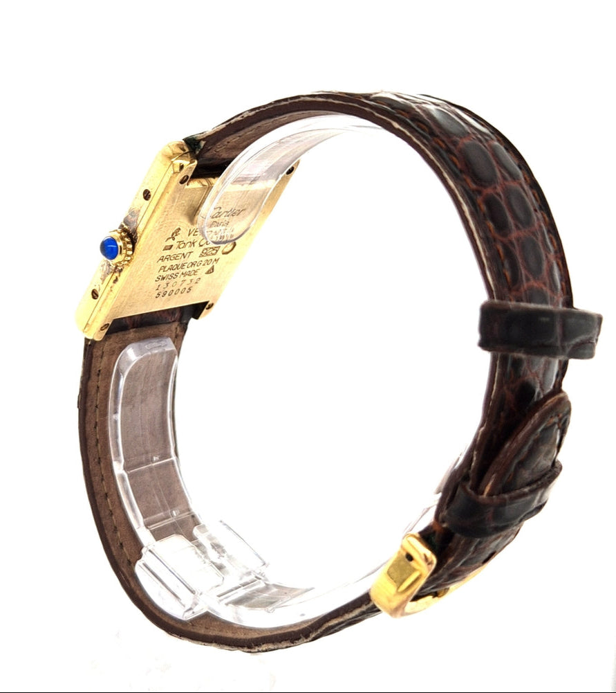 cartier-damenuhr-tank-stehend-schraeg-von-hinten-vergoldet-roemische-Zahlen-lederband-juwelier-risch