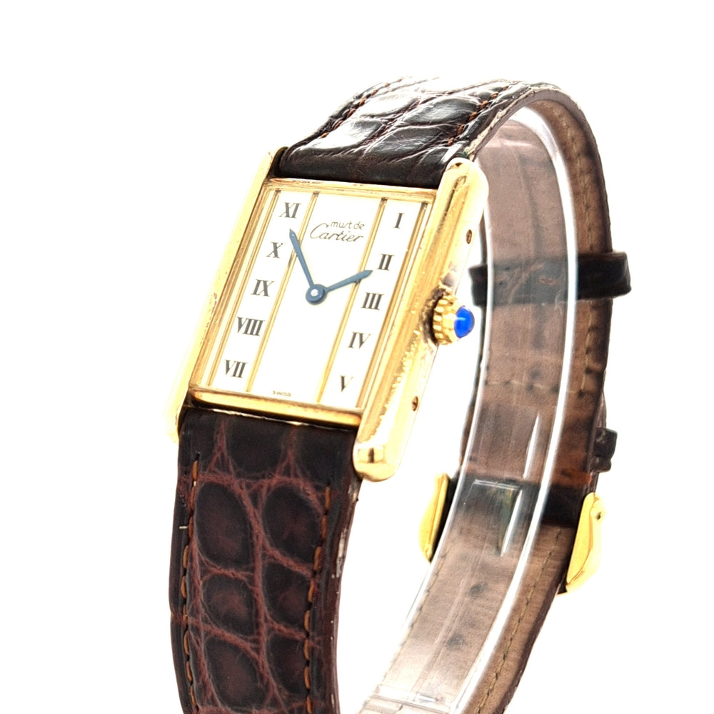 cartier-damenuhr-tank-stehend-vergoldet-schraeg-roemische-Zahlen-lederband-juwelier-risch