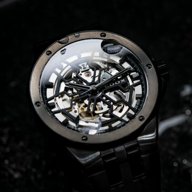 EDOX Uhr Delfin in Edelstahl schwarz beschichtet mit schwarzem Kautschukband und skelettiertem Zifferblatt