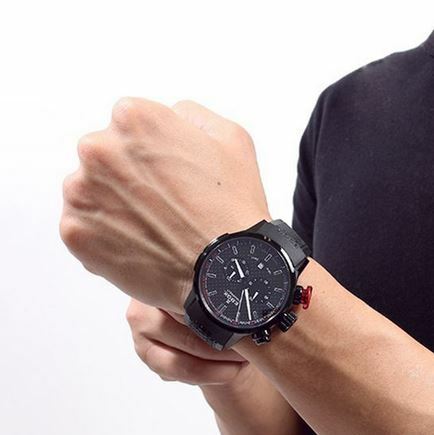 Uhr wird am Handgelenk gezeigt
schwarze EDOX Uhr mit schwarzem Kautschukband, Drücker für Stoppfunktion und Uhrstellung auf linker Seite der Uhr. Schwarzes Carbonzifferblatt.
Uhrreferenz: 10302-37N-NIN