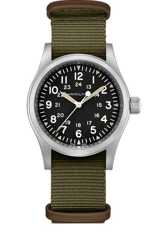 Hamiltonuhr mit grünem Nato-Band, arabischen Zahlen, orange leuchtenden Zeigern bei Nacht und schwarzem Zifferblatt.
Uhrreferenz 69439931
