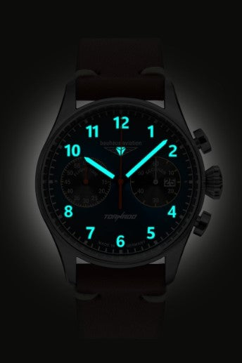 bauhaus-aviation-uhr-chrono-blaues-zifferblatt-gruen-arabische-zahlen-leuchtend-leuchtzeiger-juwelier-risch