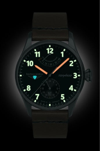bauhaus-aviation-uhr-gangreserve-schwarzes-zifferblatt-orange-arabische-zahlen-leuchtend-leuchtzeiger-juwelier-risch
