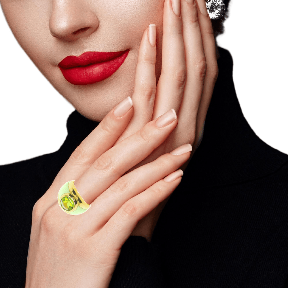 ring-liegend-lemon chrysopras-hellgruen-Edelstein-peridot-gelbgold-an hand-juwelier-risch