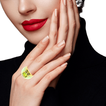 ring-liegend-lemon chrysopras-hellgruen-Edelstein-peridot-gelbgold-an hand-juwelier-risch