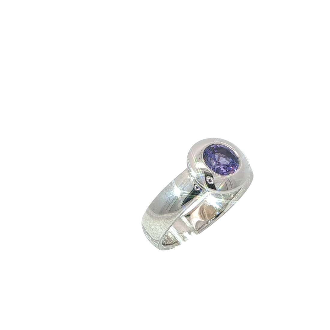 Ring-tansanit-blauviolett-brillantschliff-auf-ringschiene-weissgold-juwelier-risch