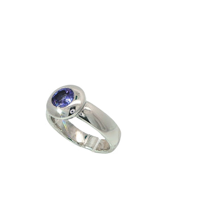 Ring-tansanit-blauviolett-brillantschliff-auf-ringschiene-weissgold-juwelier-risch