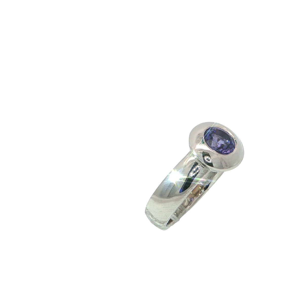 Ring-tansanit-blauviolett-brillantschliff-auf-ringschiene-weissgold-juwelier-risch