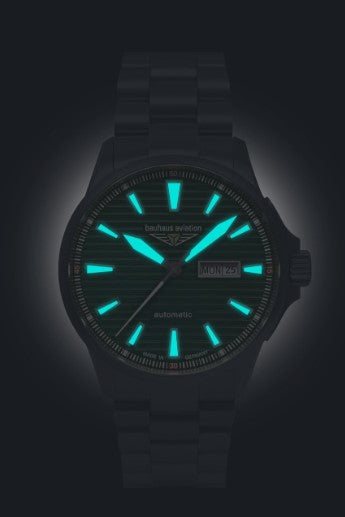 Uhr bauhaus aviation, nachtansicht, leuchtzeiger, leuchtindexe, automatik, gruenes zbl, titan, titanband, juwelier-risch