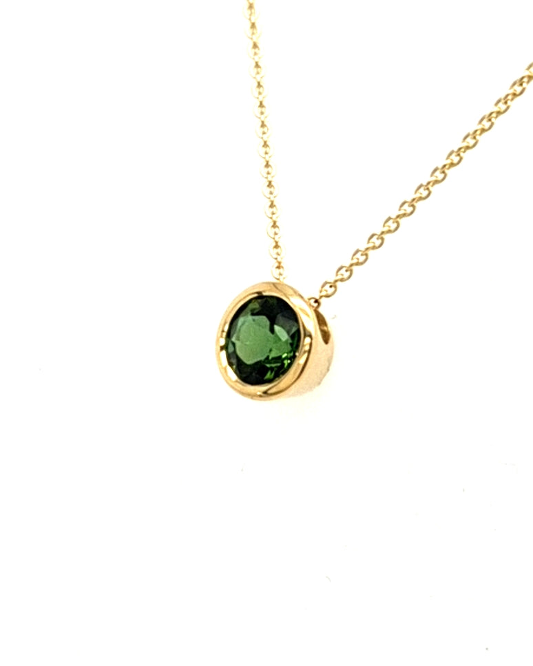 anhaenger-gruener-mIttelstein-turmalin-gelbgold-juwelier-risch