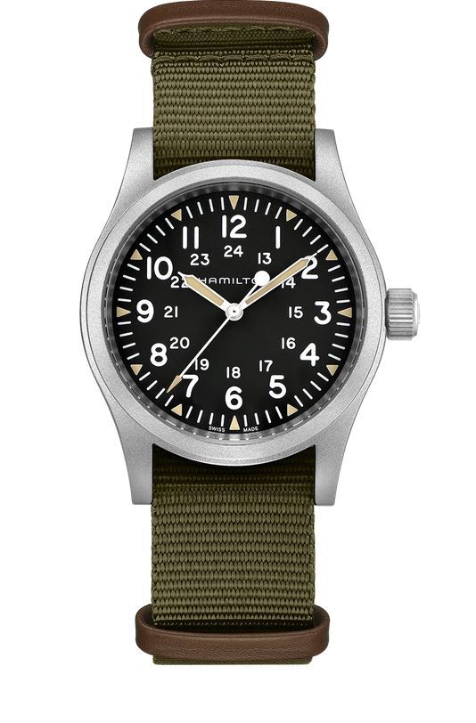 Hamiltonuhr mit grünem Nato-Band, arabischen Zahlen, orange leuchtenden Zeigern bei Nacht und schwarzem Zifferblatt. 
Uhrreferenz 69439931