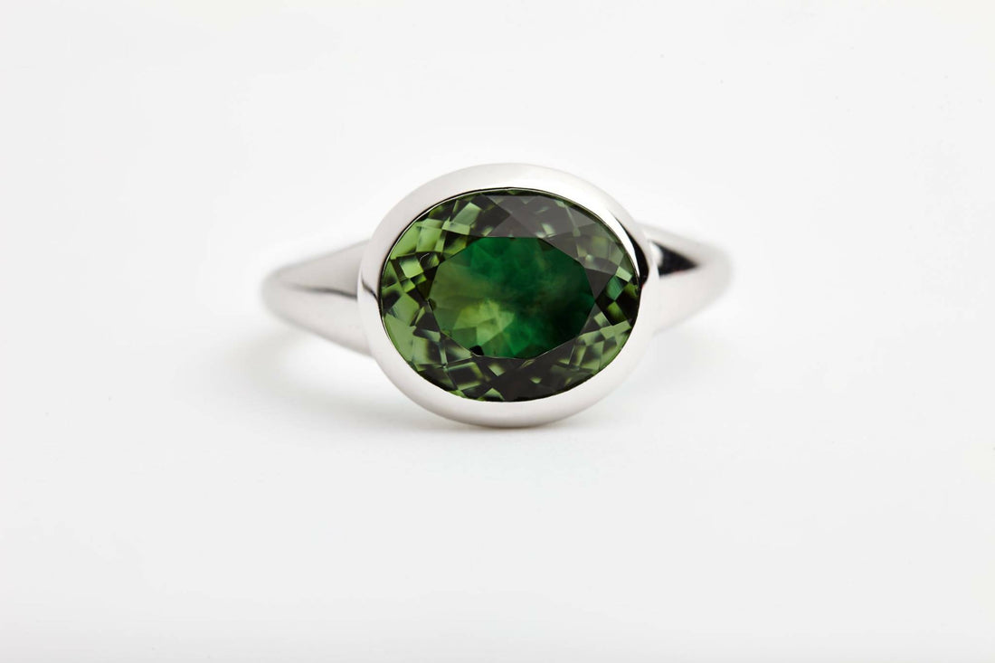 ring-liegend-gruener-mIttelstein-turmalin-weissgold-juwelier-risch